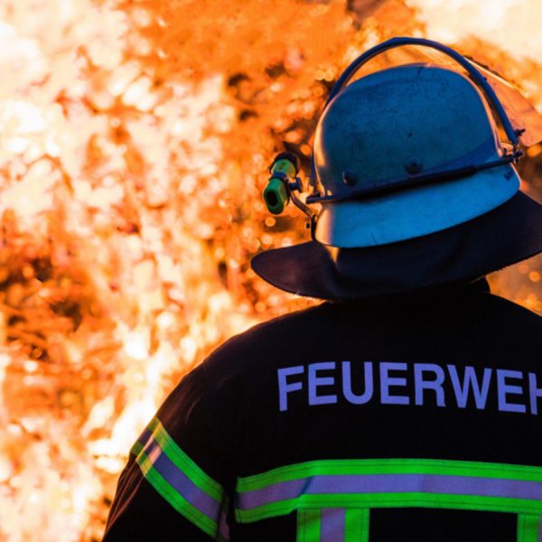 Feuerwehrmann vor Feuerwand