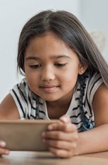 Handys für Kinder Kind schaut auf ein Smartphone