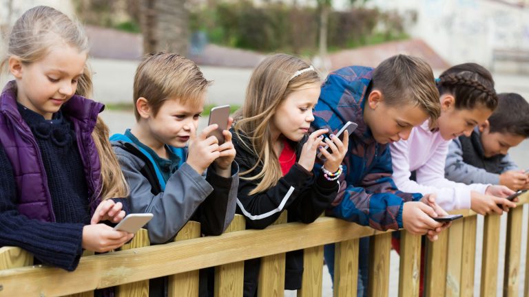 Kinder tippen auf ihre Smartphones