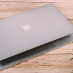 Apple MacBook Pro auf Tisch