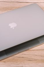 Apple MacBook Pro auf Tisch