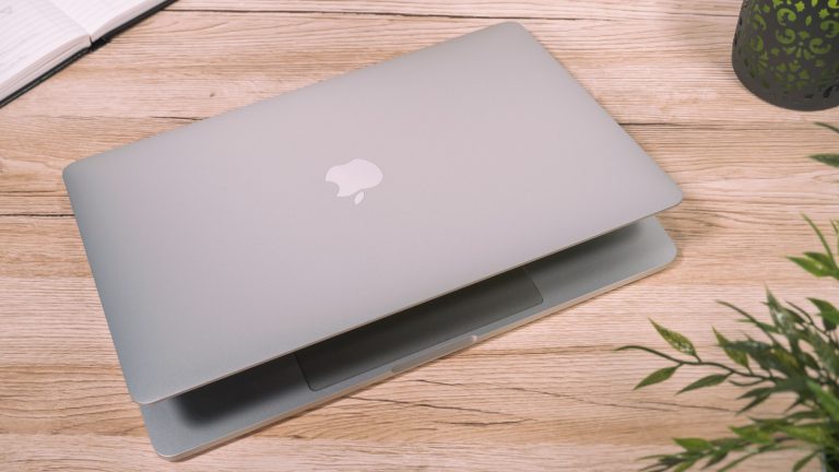 Apple MacBook Pro auf Tisch