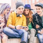 Jugendliche mit Smartphone