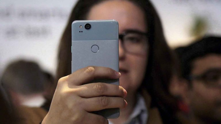 Frau mit Google Pixel 2