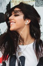 Honor teasert Kopfhörer an Frau hört Musik Honor Kopfhörer