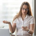 Frau irritiert über Spam von eigener E-Mail-Adresse