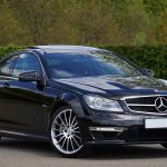 Mercedes Limousine in frontal schr&auml;ger Ansicht