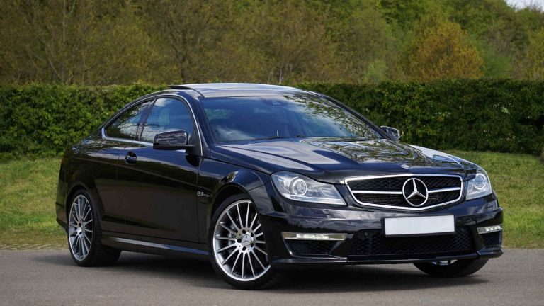 Mercedes Limousine in frontal schr&auml;ger Ansicht