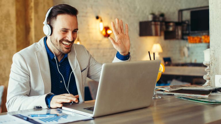 Mann nutzt Skype-Videochat am Laptop