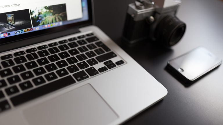 Fotograf &uuml;bertr&auml;gt Bilder auf den PC