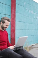 Mann mit Laptop Mann spielt an Laptop