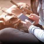Frau tippt auf Smartphone
