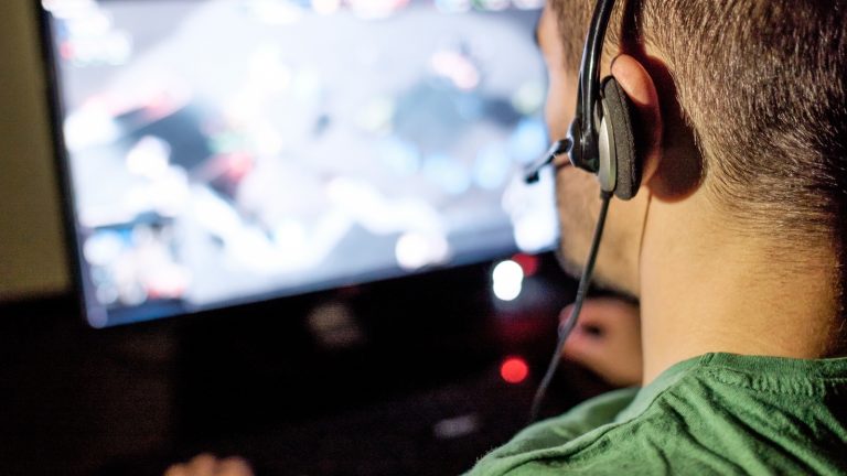 Mann beim Gaming am PC Mann beim Gaming am PC