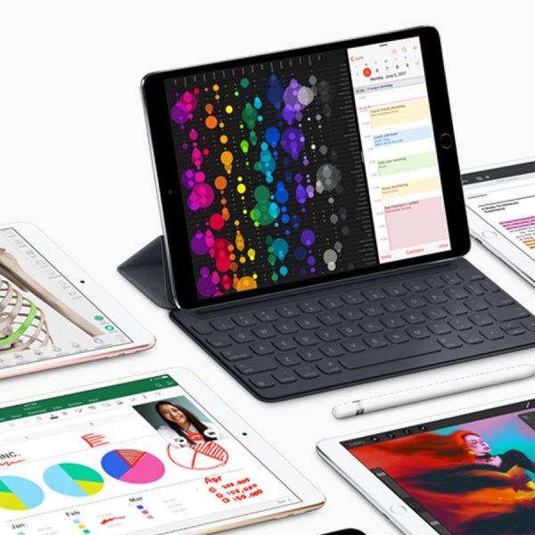 Das iPad Pro zusammen mit dem Keyboard und anderen iPads auf wei&szlig;em Untergrund