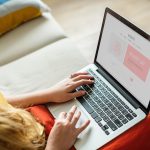 Frau arbeitet am Notebook