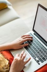 Frau am Notebook Frau arbeitet am Notebook