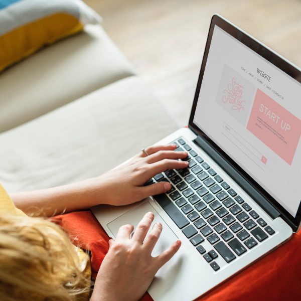 Frau arbeitet am Notebook