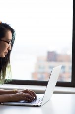 Frau beim Skypen Skype-Telefonat am Notebook