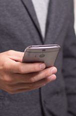 Mann im Anzug am Smartphone