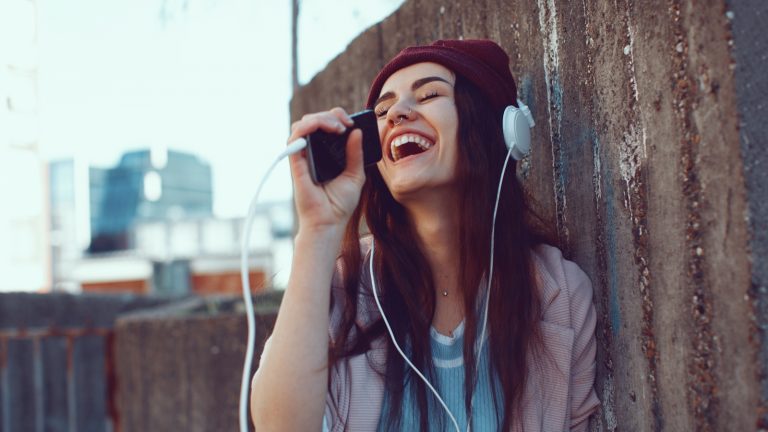 Unterwegs mit dem Smartphone offline Karaoke-Songs singen