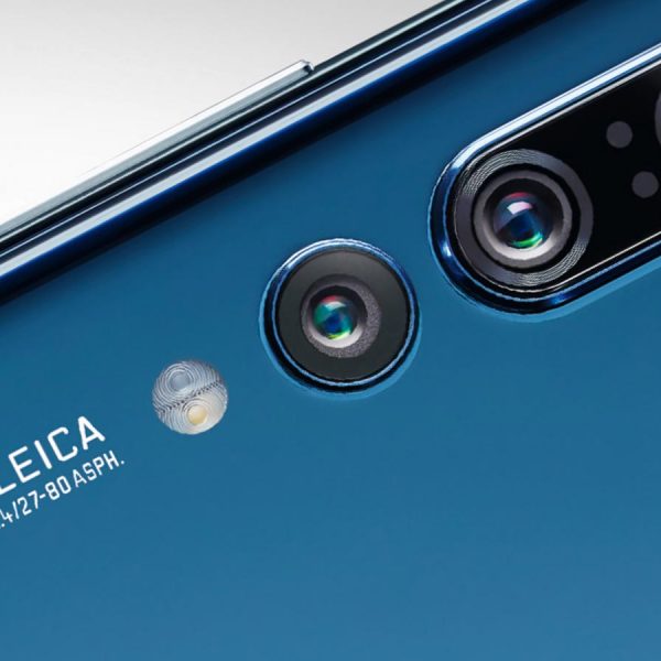Huawei P20 Pro in blau mit Fokus auf Triple-Kamera