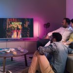 Familie guckt TV im Raum mit Philips Hue Signe