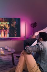 Familie guckt TV im Raum mit Philips Hue Signe