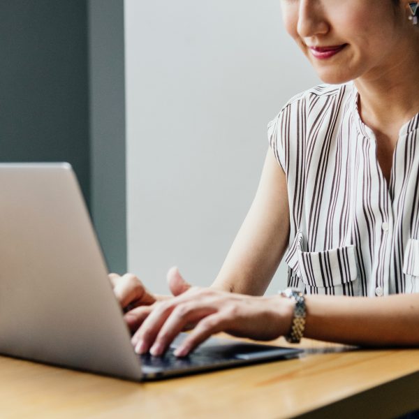 Frau surft mit Firefox-Browser