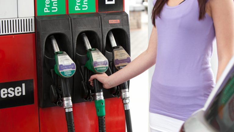 Zapfsäulen an Tankstelle Zapfsäulen an Tankstelle