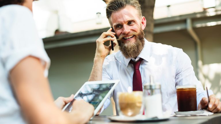Man telefoniert mit Smartphone