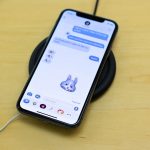 iPhone X mit Animoji auf Ladestation