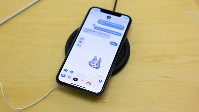 iPhone X mit Animoji auf Ladestation