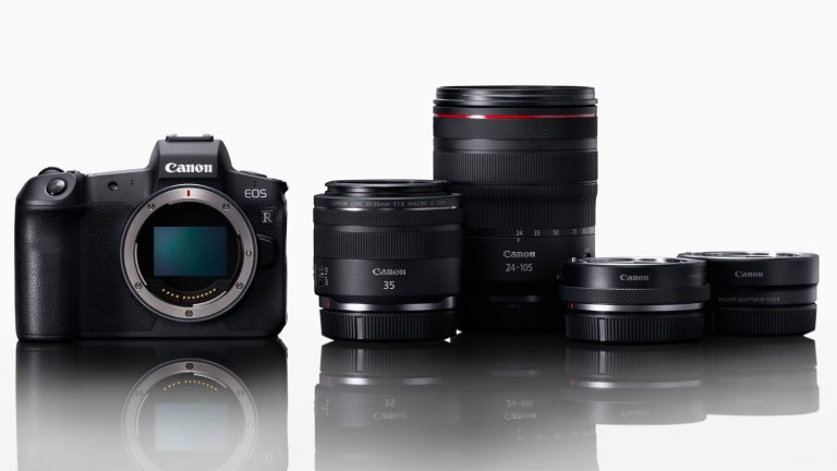 Canon Kamera mit sichtbarem Sensor und 4 unterschiedlichen Objektiven