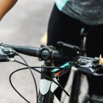 Frau auf Fahrrad