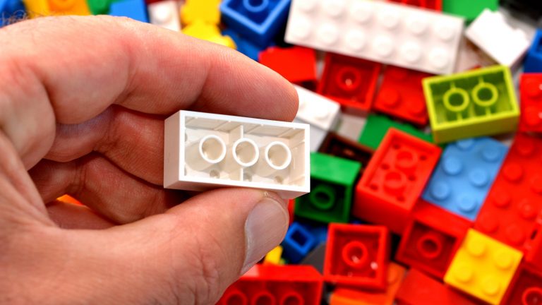 Bunte Legos als Kabelhalter