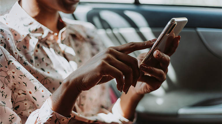 Frau tippt auf Smartphone