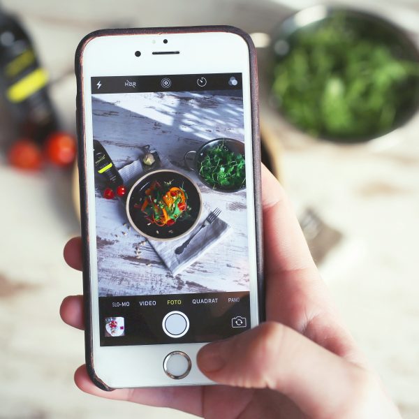 Essen wird mit dem iPhone fotografiert