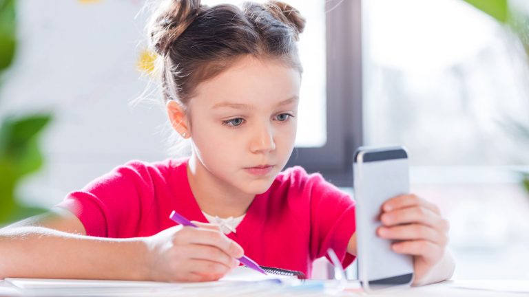Mädchen nutzt Schule-App für die Hausaufgaben