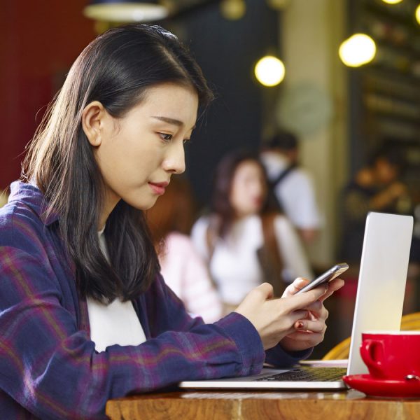 Junge Frau benutzt App zum Deutschlernen