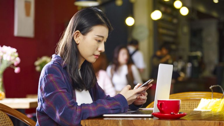 Junge Frau benutzt App zum Deutschlernen