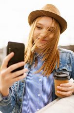 Frau macht Selfie mit Handy