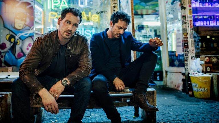 Fahri Yardim (r.) und Felix Kramer in Dogs of Berlin