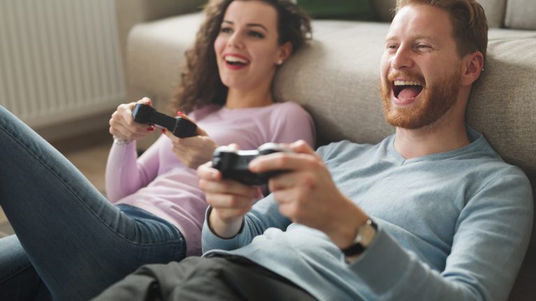 Junges Paar spielt gemeinsam an PS4 via Account Sharing