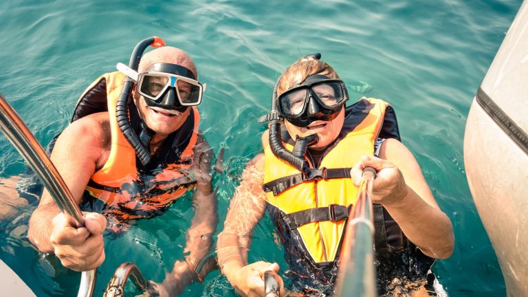 Tauchen fotografieren mit Selfie Stick im Wasser