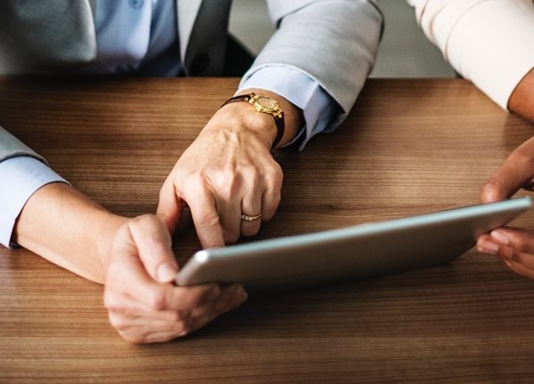 Zwei Frauen am Tablet