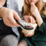 P&auml;rchen sucht nach einem Fernsehprogramm.