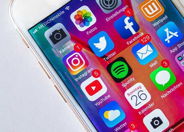 Smartphone mit Facebook, Instagram, Twitter