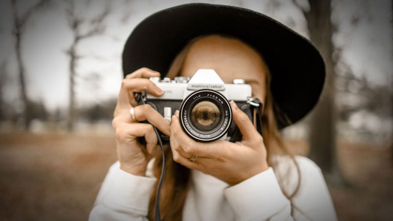 Foto von fotografierender Frau mit Vignettierung durch Photoshop verschönert