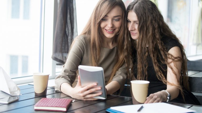 Zwei junge Frauen sehen gemeinsam ein Video auf einem Tablet