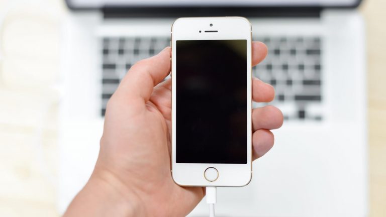 iPhone per Lightning-Kabel mit MacBook verbinden, um Display zu spiegeln